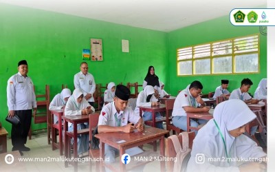 Pantau Ujian Madrasah di MAN 2 Maluku Tengah, Kabid Penmad Kanwil Maluku Tegaskan Pentingnya Kejujuran.